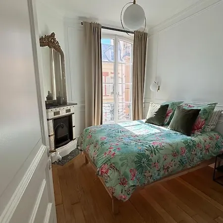 Le Majestueux Au Centre De *