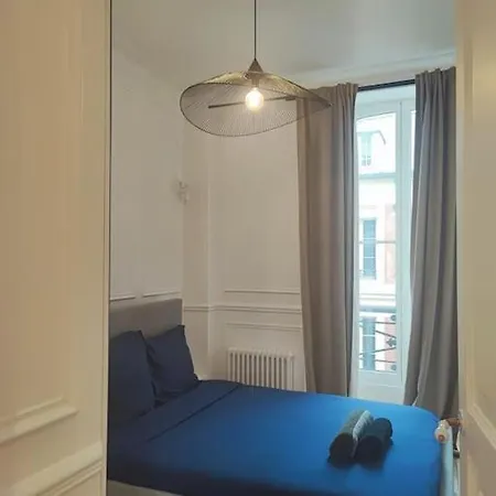 Le Majestueux Au Centre De *